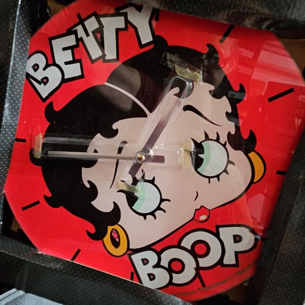 BETTY BOOP Large Round Glass Wall CLOCK TMD Holdings, 13 3/4